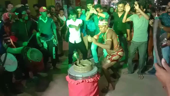 Baraatis naagin dance with real cobra 
