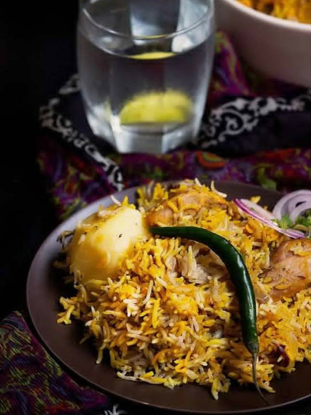 घर पर ऐसे बनाये कोलकाता की मशहूर आलू बिरयानी