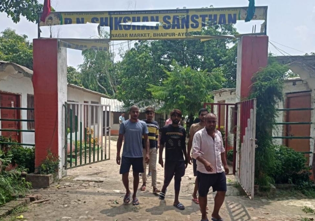 अयोध्या के स्कूल में बड़ी लापरवाही