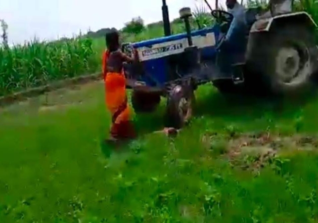 Milk baby girl thrown in front of tractor: गोंडा में मां ने दुधमुंही बच्‍ची को ट्रैक्टर के सामने फेंका