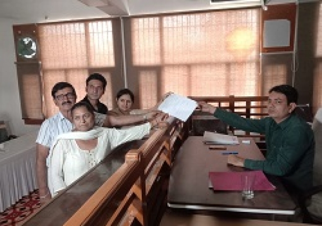 नगरपालिका नारायणगढ़ के चुनाव के नामांकन-पत्र दाखिल करने के प्रथम दिन म्पी गेरा पत्नी दिनेश कुमार ने नामांकन-पत्र दाखिल किया
