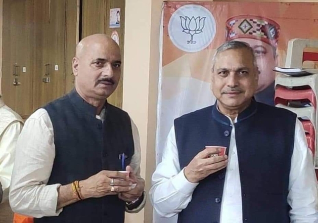 भाजपा का वड़ा नेता हो या छोटा कार्यकर्ता संगठन वैठक में सव वरावर ....डां मारकंडा