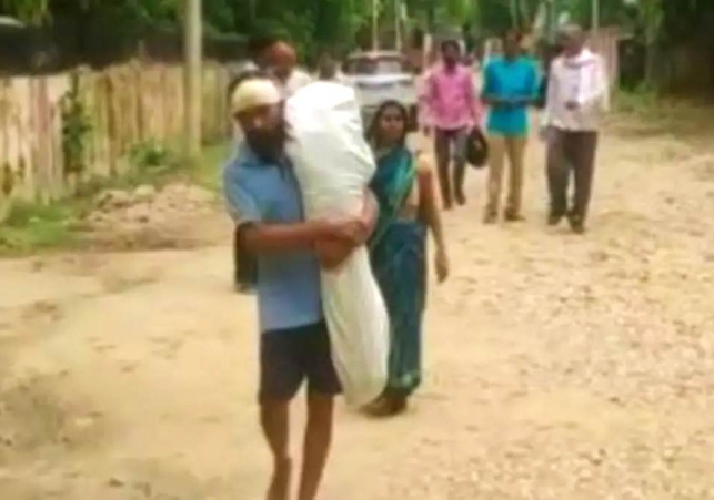 son's body on shoulder: बेटे के शव को कंधे पर रख पैदल घर पहुंचा पिता