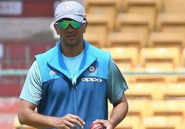 टीम इंडिया क्यों घर से बाहर लगातार टेस्ट हार रही? कोच द्रविड़ ने बताई वजह