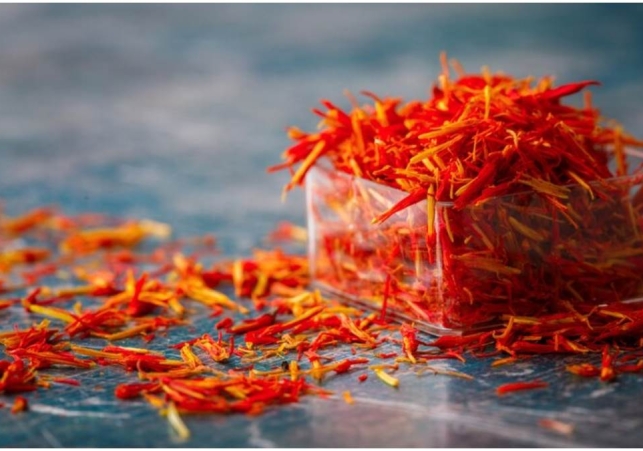 Saffron Benefits: महिलाओं के लिए वरदान से कम नहीं है केसर का पानी