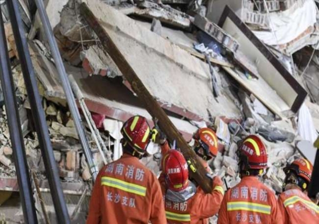 चीन में 29 अप्रैल को आठ मंजिला इमारत गिरने से कुल 53 लोगों की मौत