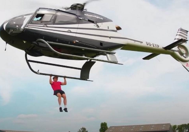 Guinness World Record: YouTubers ने हेलिकाप्टर पर लटककर लगाए 25 पुल-अप