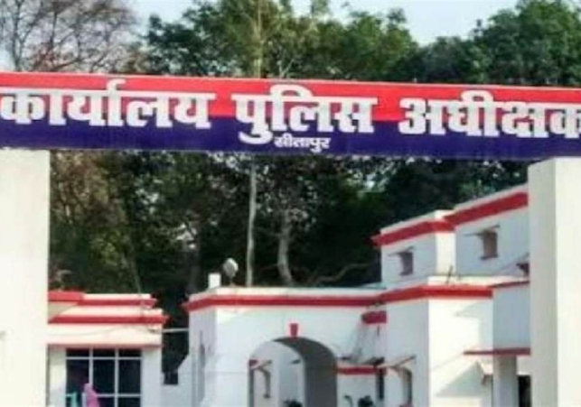 शौचालय में लगा दी धार्मिक प्रतीकों की टाइल्स