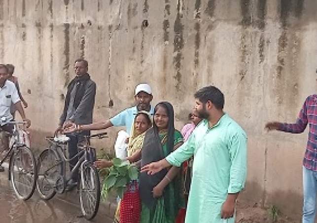 चंडीगढ़ का यह एरिया जहां रोड पर बरसाती पानी जमा होने से आने जाने वाले लोग सुबह से शाम होते हे परेशान