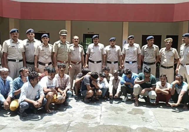 राजीव कॉलोनी में पुलिस द्वारा 17 लोगों को जुआ खेलते हुए गिरफ्तार किया गया