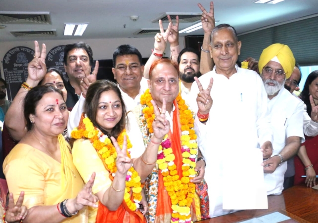 Shri Pravesh Wahi files nomination for the post of Mayor