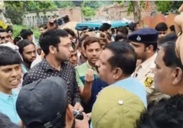 Chhapra: Road blocked in Jalalpur due to gas shortage