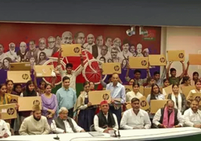 Akhilesh Yadav gave laptops to toppers and made