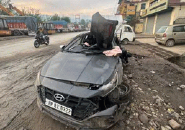 Mandi road accident: Speeding car collides with hydra