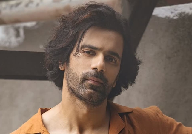 Famous actor Anuj Sachdeva was Attacked with Sticks