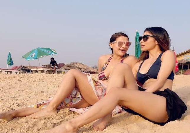 समुद्र किनारे बोल्ड अंदाज में नजर आईं Mouni Roy