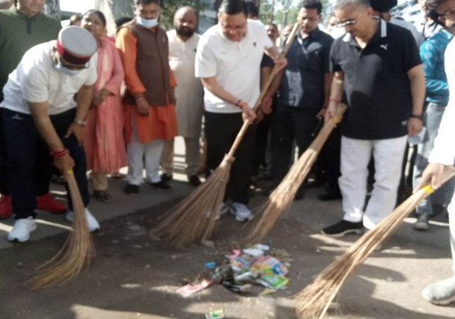 मुख्यमंत्री पुष्कर सिंह धामी ने सड़क पर लगाई झाड़ू