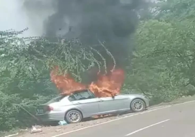 Fire in bmw car: पंचकूला में मोरनी रोड पर चलती BMW कार में लगी आग।
