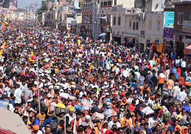Devotees flocked to Ayodhya to have darshan of the deity and the peak:अयोध्या में आराध्य और शिखर के दर्शन को उमड़ पड़े श्रद्धालु: धर्म धजारोहण के बाद से ही दर्शन को लग गई कतार 