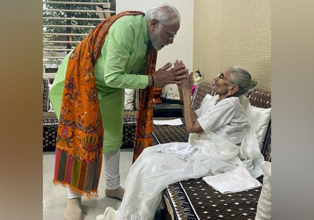 PM Modi Mother Died