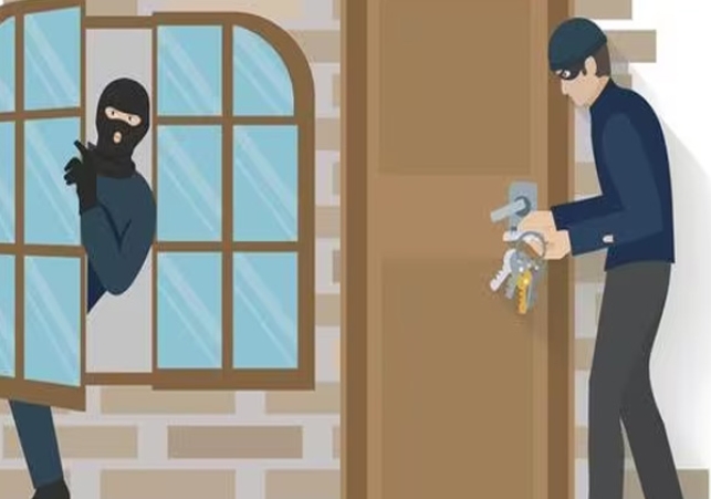 Clever Thieves broke the lock of a Closed House