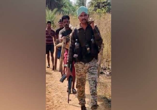 नक्सलियों ने तोड़ी सड़क तो जवानों ने गर्भवती महिला को कंधे पर लाद के पहुंचाया अस्पताल