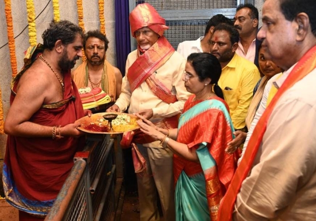 Chandrababu offering silk cloth to Gangamma