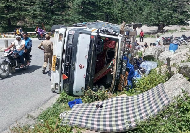 Kanwar यात्रियों का वाहन गंगोत्री हाईवे पर हुआ दुर्घटना का शिकार