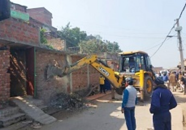 जहरीली शराबकांड की मास्टर माईंड सुनीता मैडम सहित 19 शराब माफियाओं के घर चले बुल्डोजर