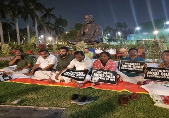 Parliament Monsoon Session: निलंबित राज्यसभा सांसदों ने संसद परिसर में 50 घंटे का धरना किया शुरू