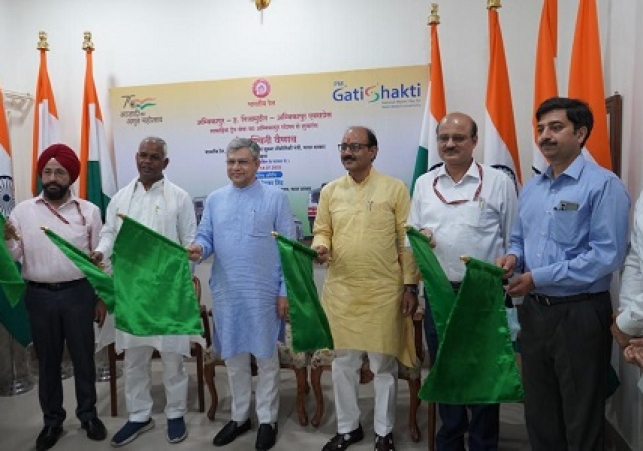 माननीय रेलमंत्री ने उत्तर रेलवे के नई दिल्ली-सहारनपुर रेल सेक्शन का निरीक्षण किया
