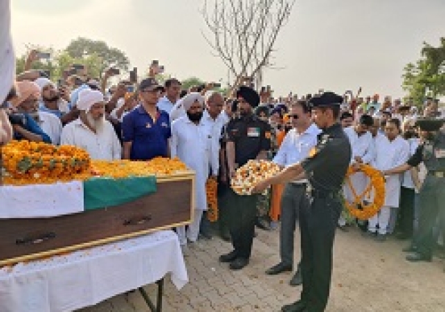 राजकीय सम्मान के साथ शहीद निशान सिंह को हजारों लोगों ने नम आखों से दी अंतिम विदाई