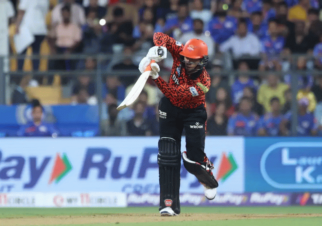  युवा बल्लेबाज़ अभिषेक शर्मा ने ICC T20I रैंकिंग में धमाकेदार छलांग लगाते हुए दुनिया के नंबर 1 बल्लेबाज़ का ताज अपने सिर पर सजा लिया है। 