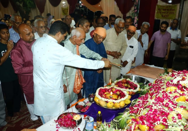 Devotees immersed in the hymns of Ponahari