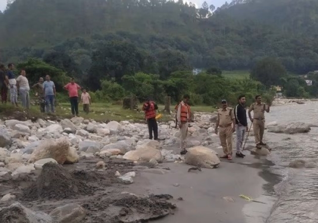 jump in saryu river: शराब के नशे में युवक ने उफनाती सरयू नदी में मारी छलांग