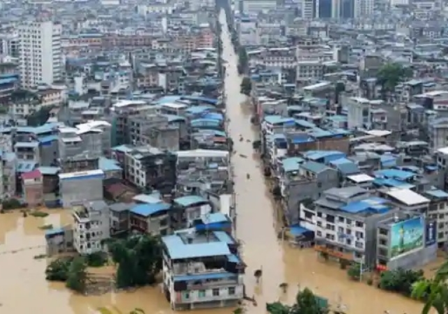 चीन में भारी बारिश ने मचाई तबाही; 15 लोगों की मौत और तीन लापता