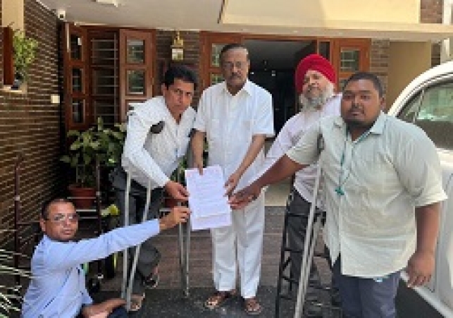 फिज़िकल हैंडीकैप्ड एसोसिएशन के प्रतिनिधिमंडल ने सत्य पाल जैन को ज्ञापन सौपा - रिटायरमैंट आयु में 2 वर्ष की वृद्धि मांगी