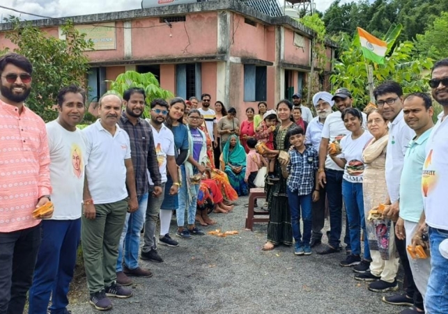 टीम मानवता व आश्रयनिष्ठा ने किये पौधरोपण