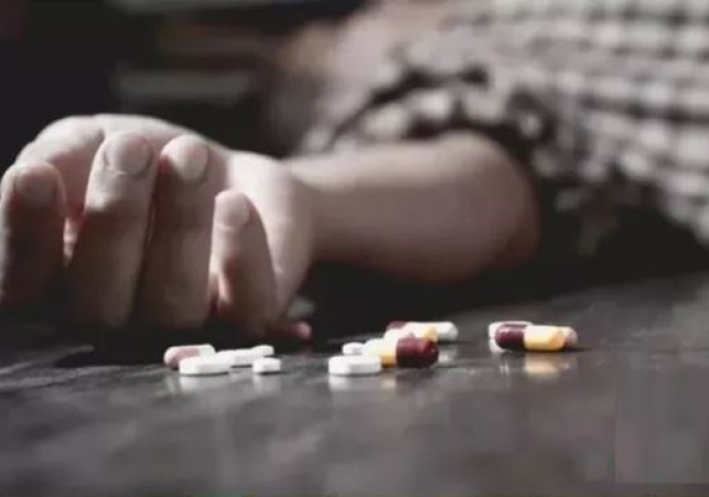 A young woman committed suicide by consuming poisonous