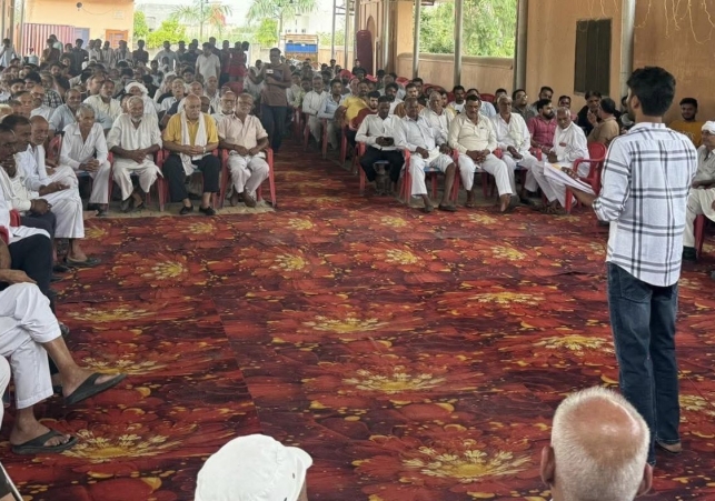 Pundri MLA Satpal Jamba and Fatehpur villagers clashedछ पूंडरी विधायक सतपाल जाम्बा व फतेहपुर के ग्रामीणों में पंचायत को नपा बनाने के निर्णय पर ठनी