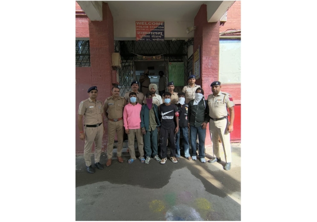 पुलिस ने गुंडागर्दी कर मर्डर केस में फरार हुए दो मुख्य आरोपी समेत 5 आरोपियों को कुछ ही घंटों में किया काबू