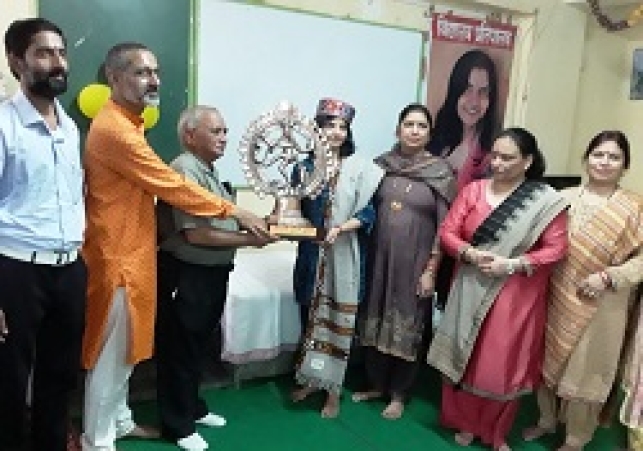 स्कूल प्रतिपालक रीना शर्मा के सम्मान में सम्मान समारोह का आयोजन किया गया