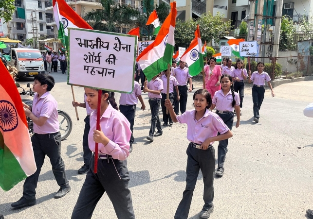 Children of Vidyasagar School came out with Tricolour