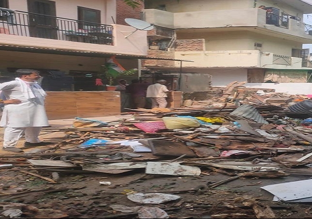 सेक्टर 45 EWS मकान में लगी आग पार्षद गुरप्रीत गाबी ने खुद संभला मोर्चा