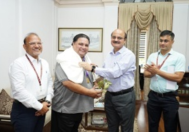 महाप्रबंधक/उत्तर रेलवे ने थॉमस कप-2022 स्वर्ण पदक विजेता टीम के कोच का अभिनंदन किया