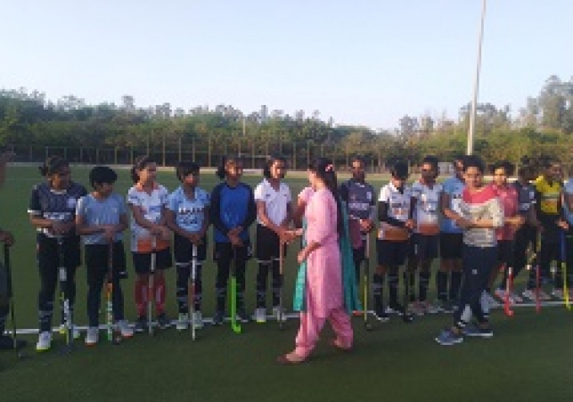 हॉकी खिलाड़ियों  से  ज्योति फोगाट ने परिचय   किया-- समाजसेवी योग राज शर्मा 