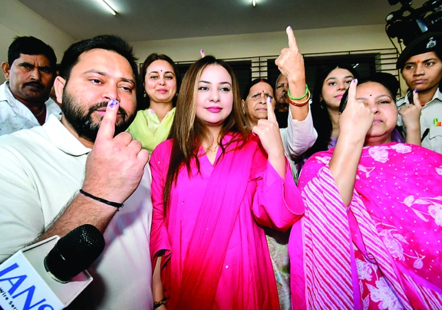 Lalu Yadav Family Vote Photos