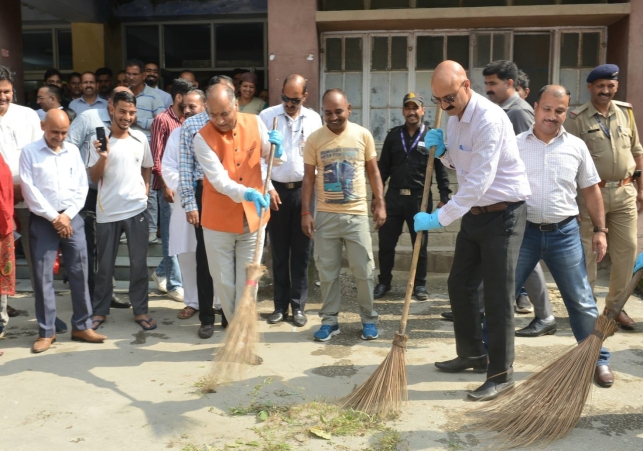मुख्यमंत्री ने मोदी के जन्मदिन पर झाड़ू से साफ किया अस्पताल परिसर