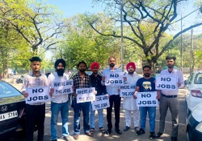 अमित शाह का चंडीगढ़ दौरा: युवा कांग्रेसियों ने दिखाए काले झंडे