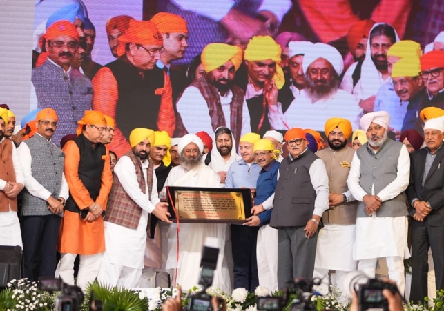 CM AND ARVIND KEJRIWAL TAKE BLESSINGS OF ALMIGHTY